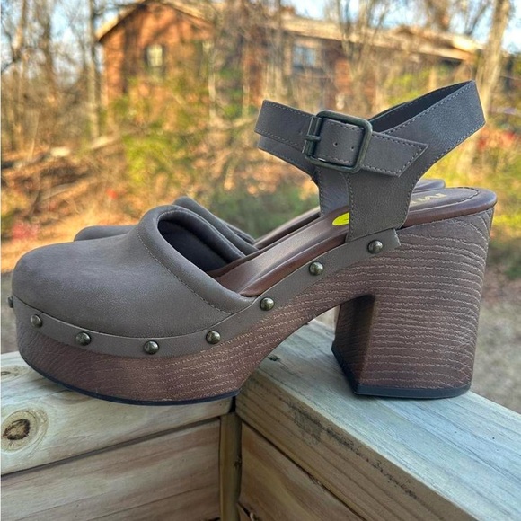 MIA Shoes - Brown Mia platform clogs